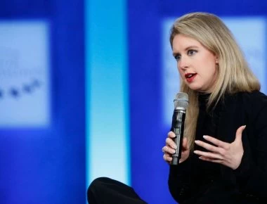 Ελίζαμπεθ Χολμς: Η ιστορία της νεαρότερης δισεκατομμυριούχου που βρέθηκε γρήγορα από το ζενίθ στο ναδίρ